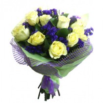 A delicate bouquet of roses and static flowers